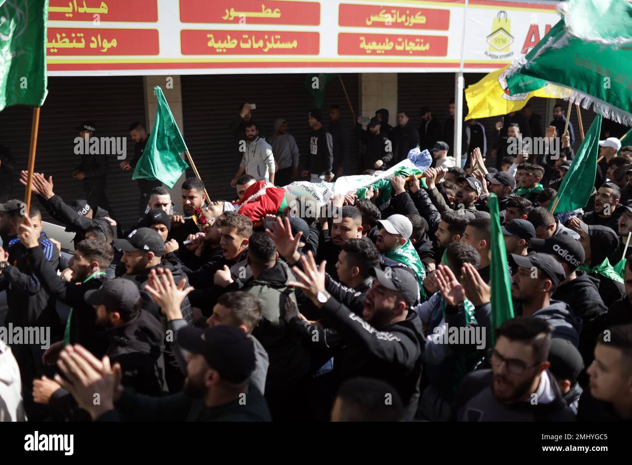 Al RAM, Palestine. 27th janvier 2023. (NOTE DE LA RÉDACTION: L'image dépeint la mort)les boureurs portent le corps du palestinien Youssef Yahya Abdel Karim Mohsen (22 ans), qui a été gravement blessé par des coups de feu israéliens et a perdu la vie à l'hôpital dans la ville d'Al-RAM à Jérusalem-est. Le palestinien Youssef Yahya Abdel Karim Mohsen (22 ans) a été gravement blessé par des tirs israéliens et a perdu la vie à l'hôpital de la ville d'Al-RAM à Jérusalem-est. (Photo de Saeed QAQ/SOPA Images/Sipa USA) Credit: SIPA USA/Alay Live News Banque D'Images