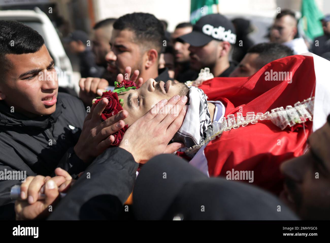 Al RAM, Palestine. 27th janvier 2023. (NOTE DE LA RÉDACTION: L'image dépeint la mort)les boureurs portent le corps du palestinien Youssef Yahya Abdel Karim Mohsen (22 ans), qui a été gravement blessé par des coups de feu israéliens et a perdu la vie à l'hôpital dans la ville d'Al-RAM à Jérusalem-est. Le palestinien Youssef Yahya Abdel Karim Mohsen (22 ans) a été gravement blessé par des tirs israéliens et a perdu la vie à l'hôpital de la ville d'Al-RAM à Jérusalem-est. (Photo de Saeed QAQ/SOPA Images/Sipa USA) Credit: SIPA USA/Alay Live News Banque D'Images