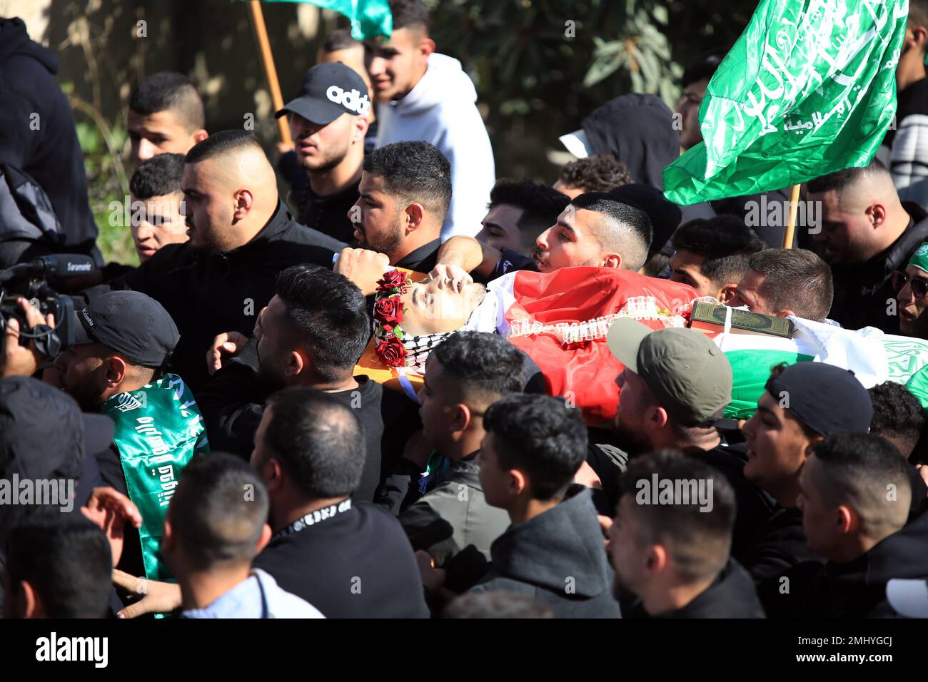 Al RAM, Palestine. 27th janvier 2023. (NOTE DE LA RÉDACTION: L'image dépeint la mort)les boureurs portent le corps du palestinien Youssef Yahya Abdel Karim Mohsen (22 ans), qui a été gravement blessé par des coups de feu israéliens et a perdu la vie à l'hôpital dans la ville d'Al-RAM à Jérusalem-est. Le palestinien Youssef Yahya Abdel Karim Mohsen (22 ans) a été gravement blessé par des tirs israéliens et a perdu la vie à l'hôpital de la ville d'Al-RAM à Jérusalem-est. (Photo de Saeed QAQ/SOPA Images/Sipa USA) Credit: SIPA USA/Alay Live News Banque D'Images