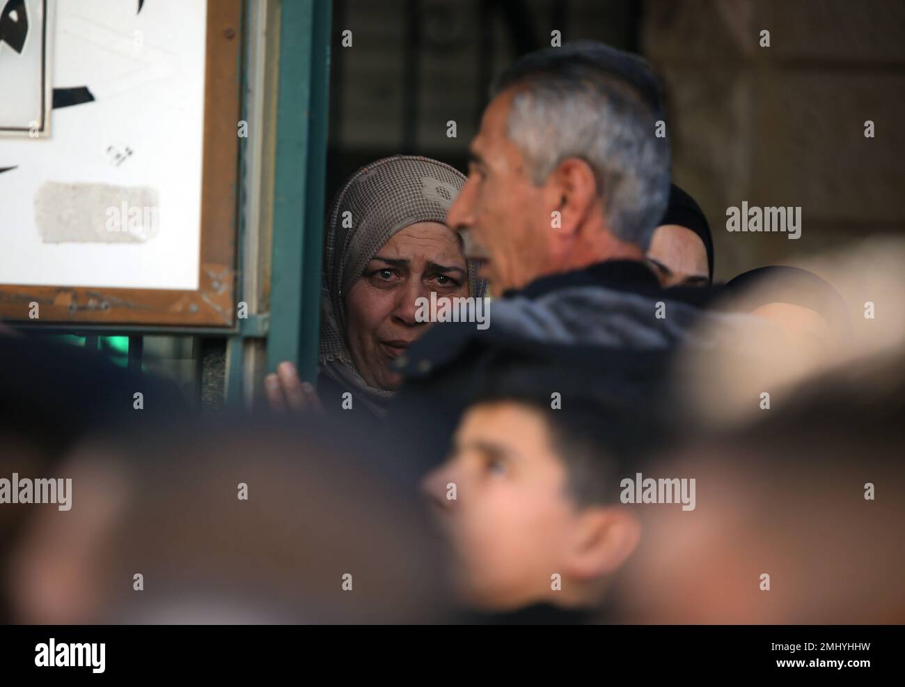 Al RAM, Palestine. 27th janvier 2023. Des parents pleurent lors de la cérémonie funéraire du palestinien Yusuf Yahya Abdulkerim Muhsin (22), qui a été lourdement blessé par des coups de feu israéliens et a perdu la vie à l'hôpital, dans la ville d'Al-RAM à Jérusalem-est. Le palestinien Youssef Yahya Abdel Karim Mohsen (22 ans) a été gravement blessé par des tirs israéliens et a perdu la vie à l'hôpital de la ville d'Al-RAM à Jérusalem-est. (Photo de Saeed QAQ/SOPA Images/Sipa USA) Credit: SIPA USA/Alay Live News Banque D'Images