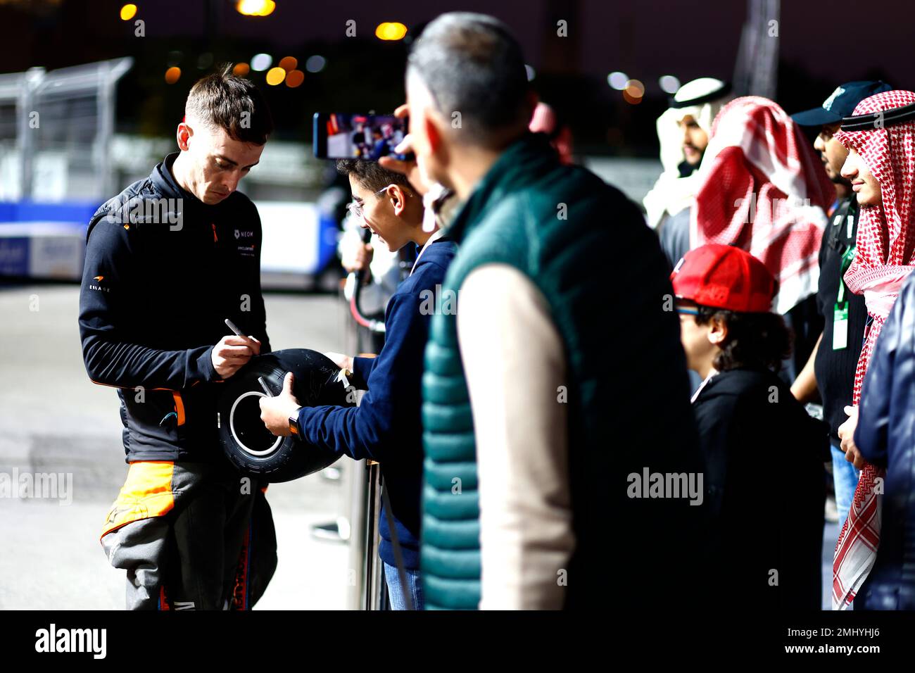 Jake Hughes, NEOM McLaren Formula E Teamsigne des autographes pour les fans lors de la Formule E Round 2 - Diriyah E-Prix à Diriyah, Arabie Saoudite. , . (Photo de Sam Bloxham/Motorsport Images/Sipa USA) crédit: SIPA USA/Alay Live News Banque D'Images