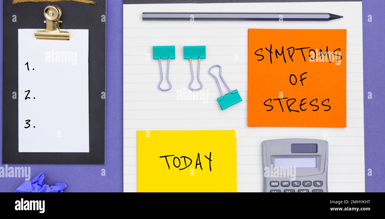 L'écriture à la main signe des symptômes de stress. Photo conceptuelle servant de symptôme ou de signe en particulier de quelque chose de indésirable Banque D'Images