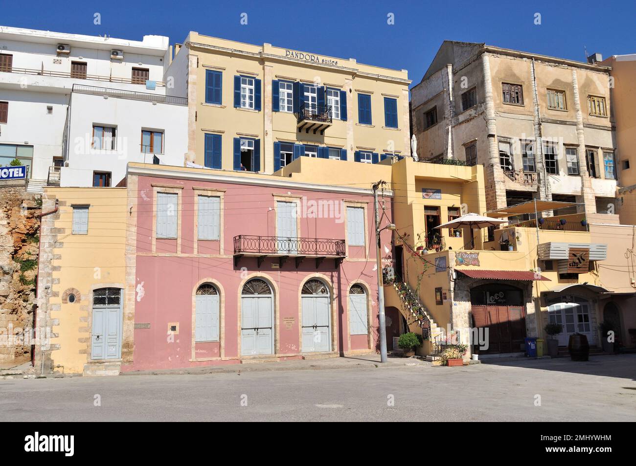 Maisons anciennes dans le quartier du port de Chania Banque D'Images