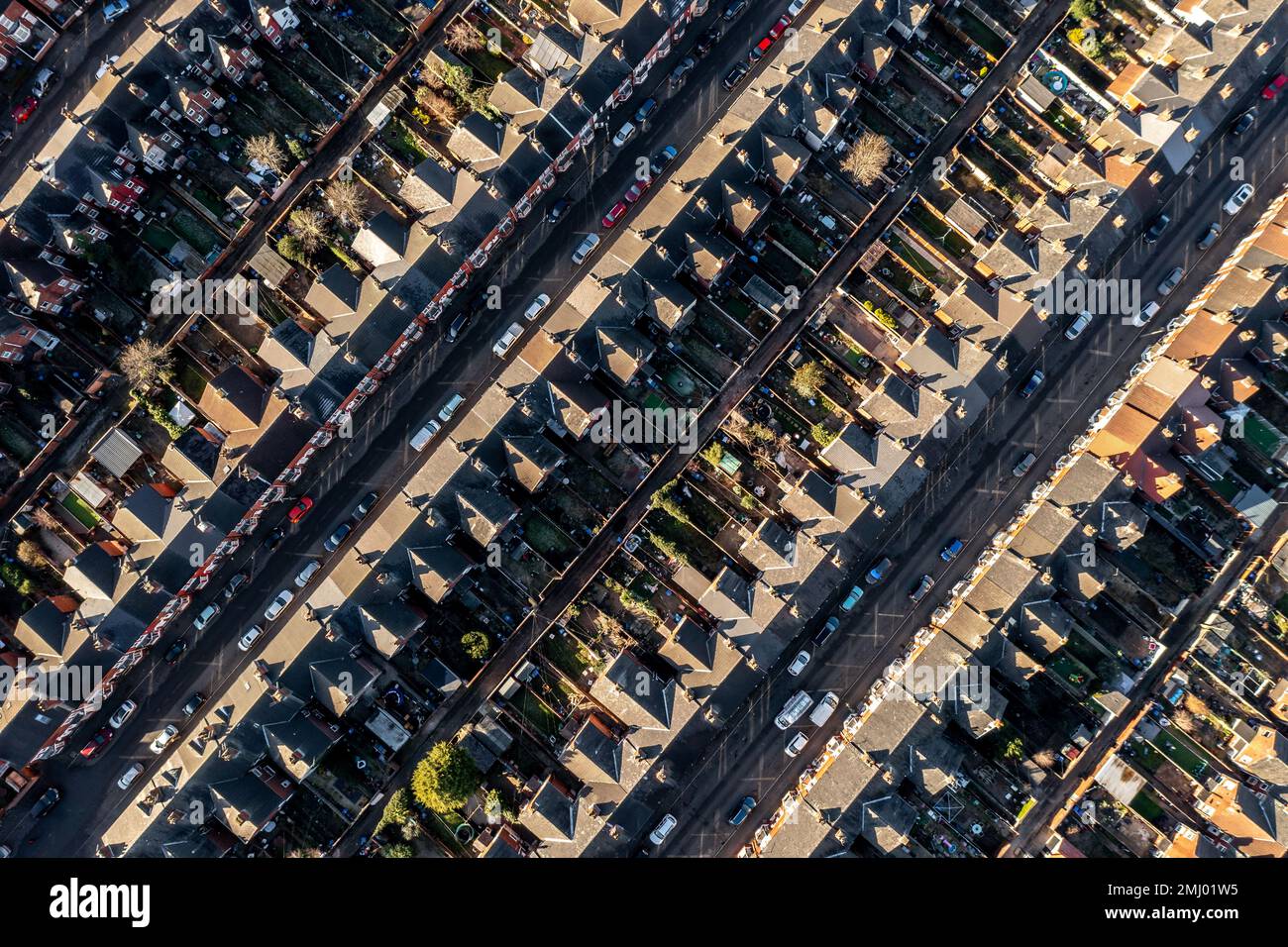 Une vue aérienne directement au-dessus des toits de rangées de maisons mitoyennes dos à dos avec des ruelles et des jardins dans une zone de classe ouvrière d'un Nord Banque D'Images