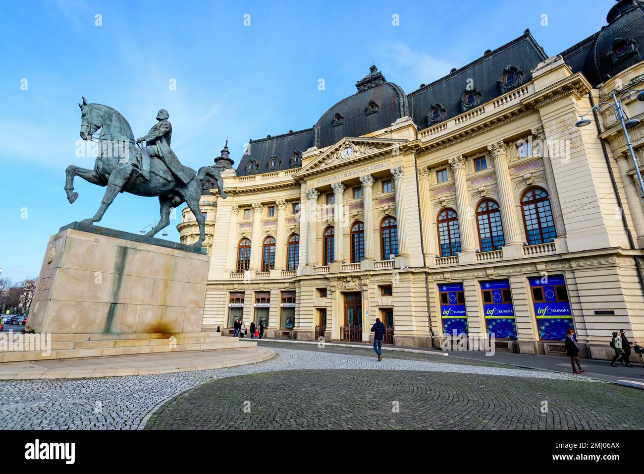 Bucarest, Roumanie, 2 janvier 2022 : Bibliothèque de l'Université Centrale (Biblioteca Centrala Universitara) et monument du Roi Carol I à Revolutiei Squar Banque D'Images