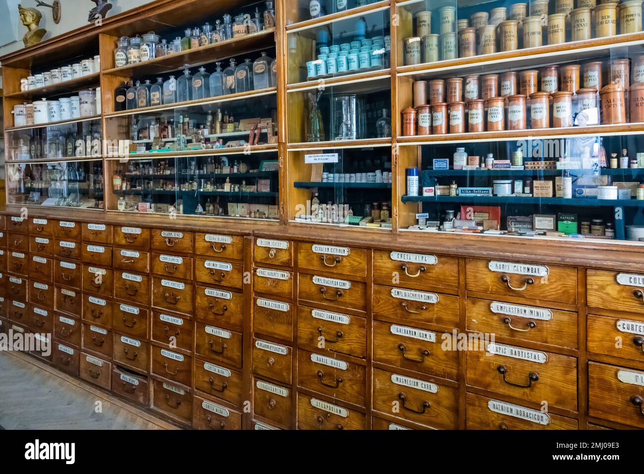 Sous le Black Eagle Pharmacy Museum dans le centre-ville de Lviv, en Ukraine. La pharmacie a été créée en 1735. Banque D'Images
