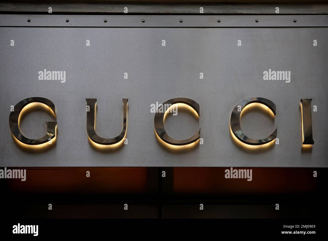 Un panneau Gucci est visible à l'extérieur d'un magasin à Paris, France, 27  janvier 2023. REUTERS/Sarah Meyssonnier Photo Stock - Alamy