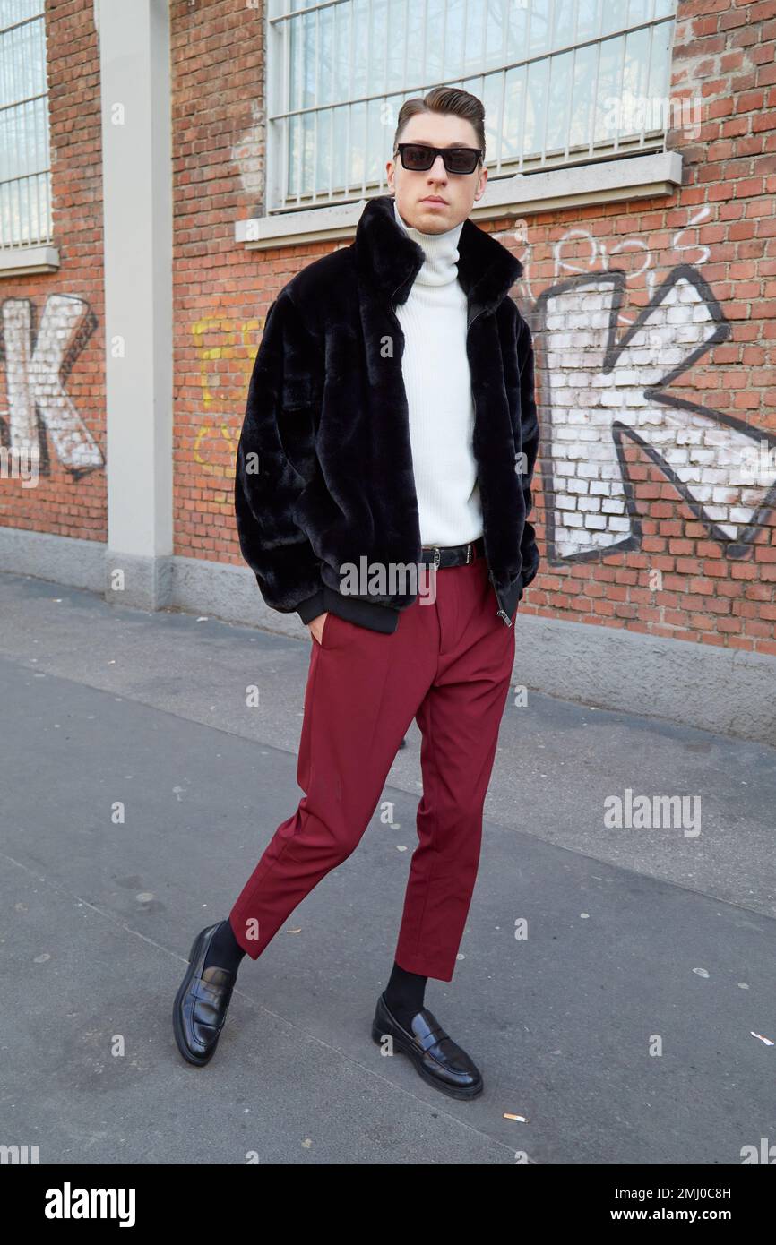 MILAN, ITALIE - 14 JANVIER 2023 : homme avec veste en fourrure noire et col  de cygne blanc avant le spectacle de mode de Fendi, Milan Fashion week  Street style Photo Stock - Alamy