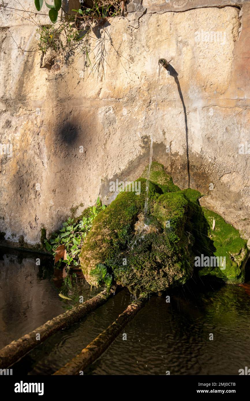 Fontaine d'eau dans un village appelé le Castellet dans le sud de la France Banque D'Images