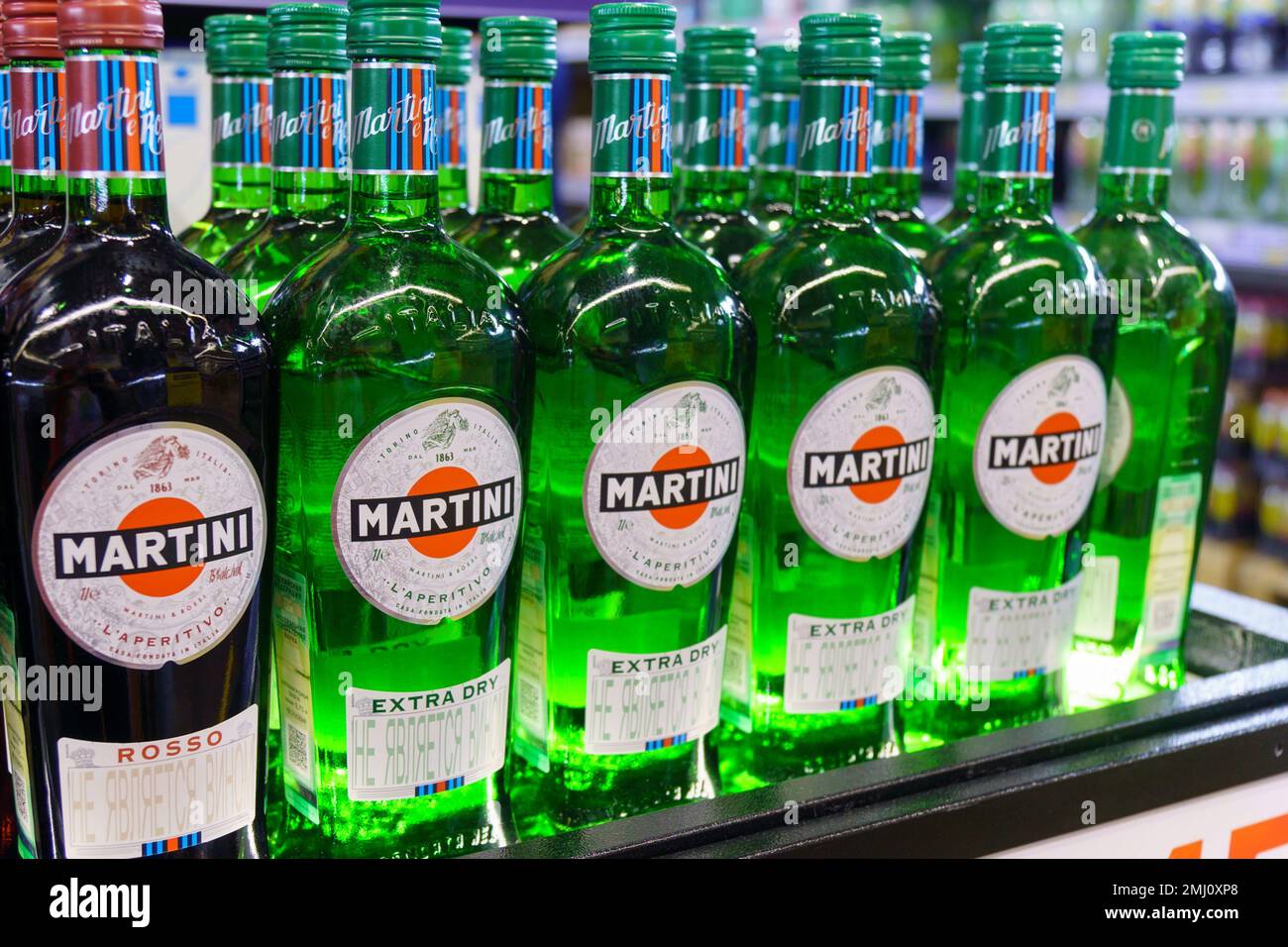 Tyumen, Russie-27 septembre 2022: Bouteilles de martini de marque alcoolique produites à Turin par Martini et Rossi depuis 1863. Vente dans un hypermarché Banque D'Images