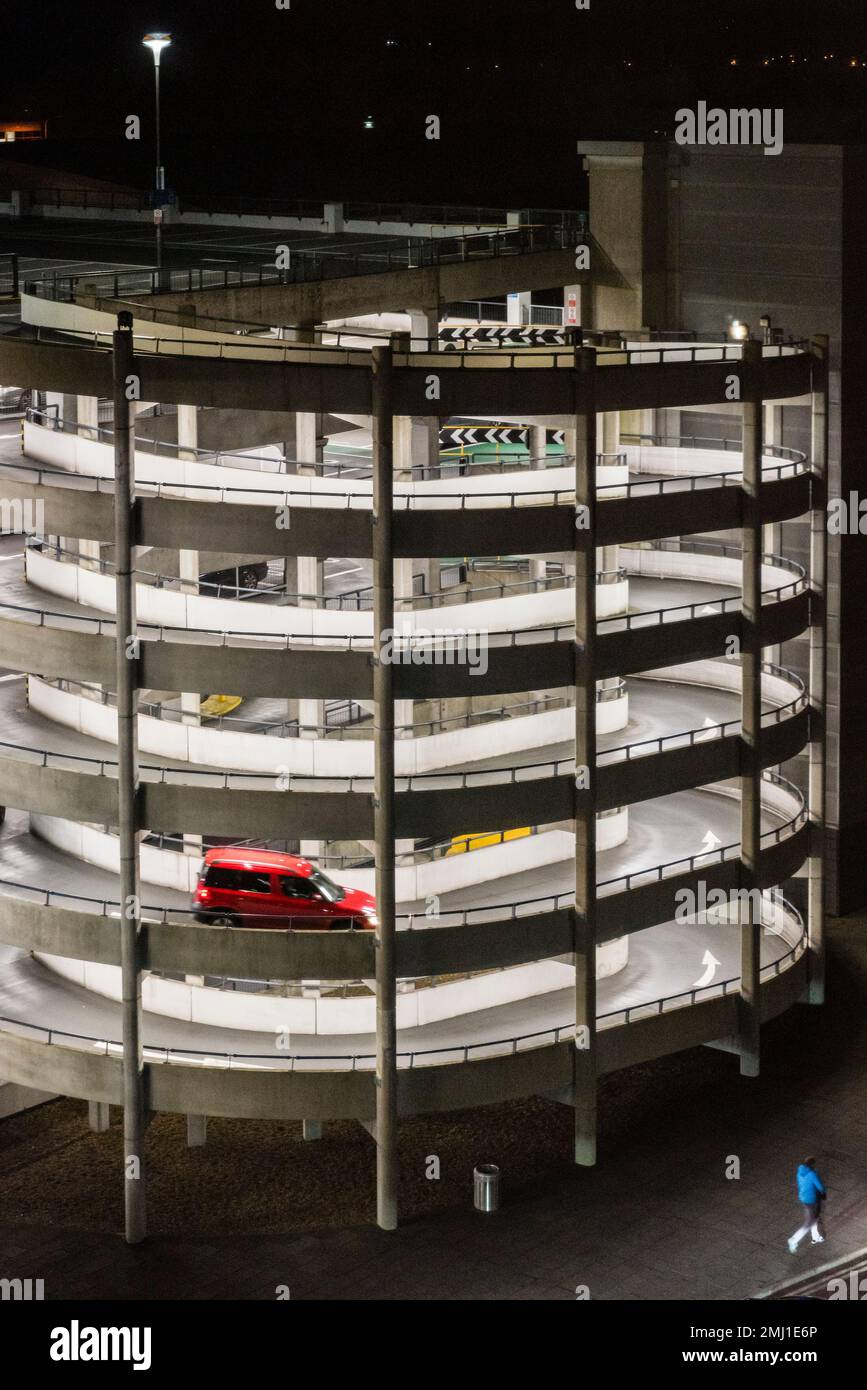 Une vue de nuit du parking 6, North terminal, Gatwick Airport, Royaume-Uni Banque D'Images