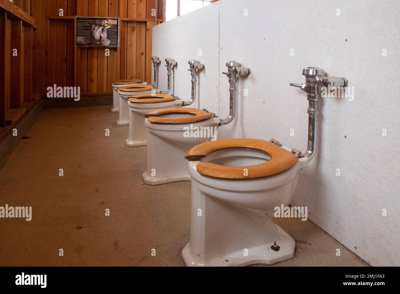 Exposition sur l'humiliation des toilettes et des douches publiques au site historique national de Manzanar, Owens Valley, Californie, États-Unis Banque D'Images