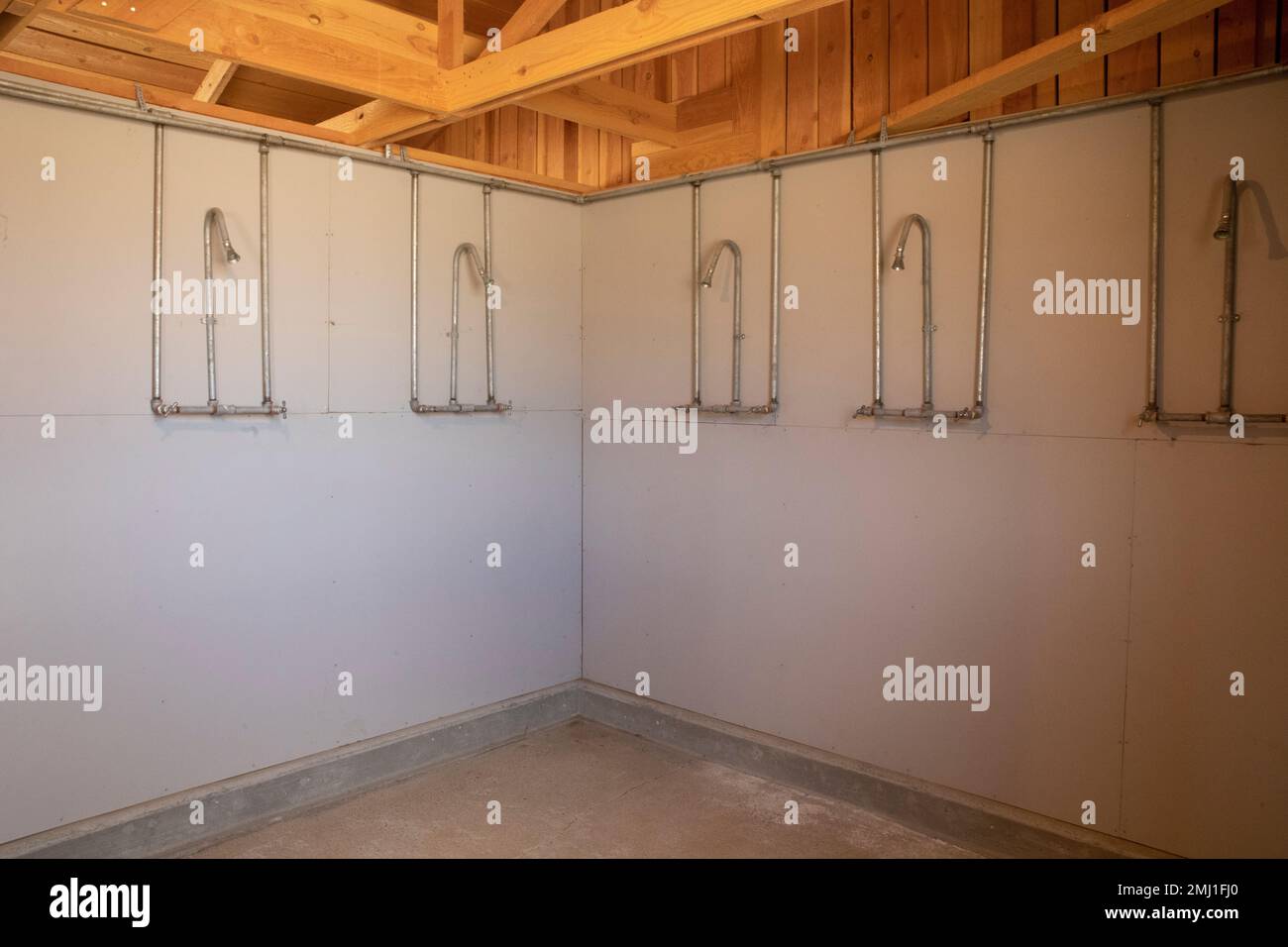 Exposition sur l'humiliation des toilettes et des douches publiques au site historique national de Manzanar, Owens Valley, Californie, États-Unis Banque D'Images