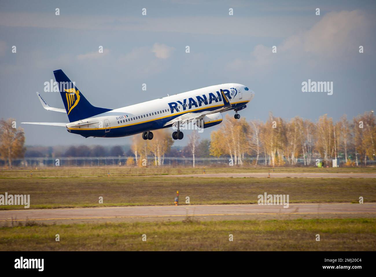 Kiev, Ukraine - 29 octobre 2019: L'avion prend son envol à l'aéroport international de Boryspil. Avion EI-ESS les compagnies aériennes Ryanair Boeing 737-800 volent dans le ciel. Automn vol en avion passager. Banque D'Images