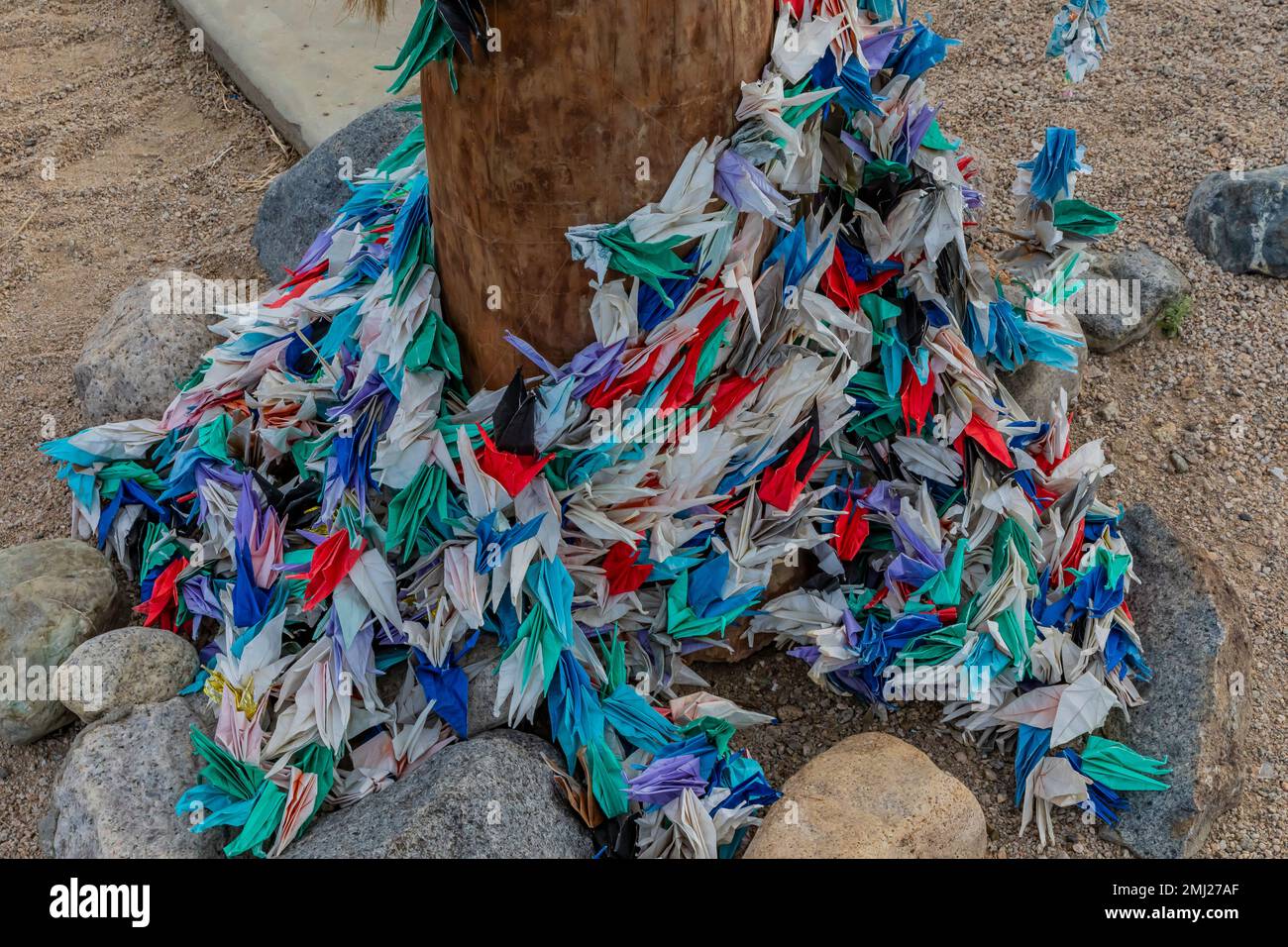 Des grues Origami ont été laissées en offrande au cimetière de Manzanar, site historique national de Manzanar, Owens Valley, Californie, États-Unis Banque D'Images