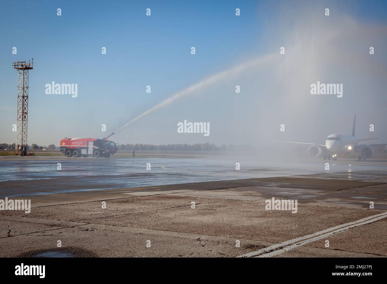 Camion rouge à l'aéroport. Voiture de transport extérieure. Moteur d'incendie à l'aéroport sur la piste. Kiev, Ukraine - 27 juin 2020 Banque D'Images