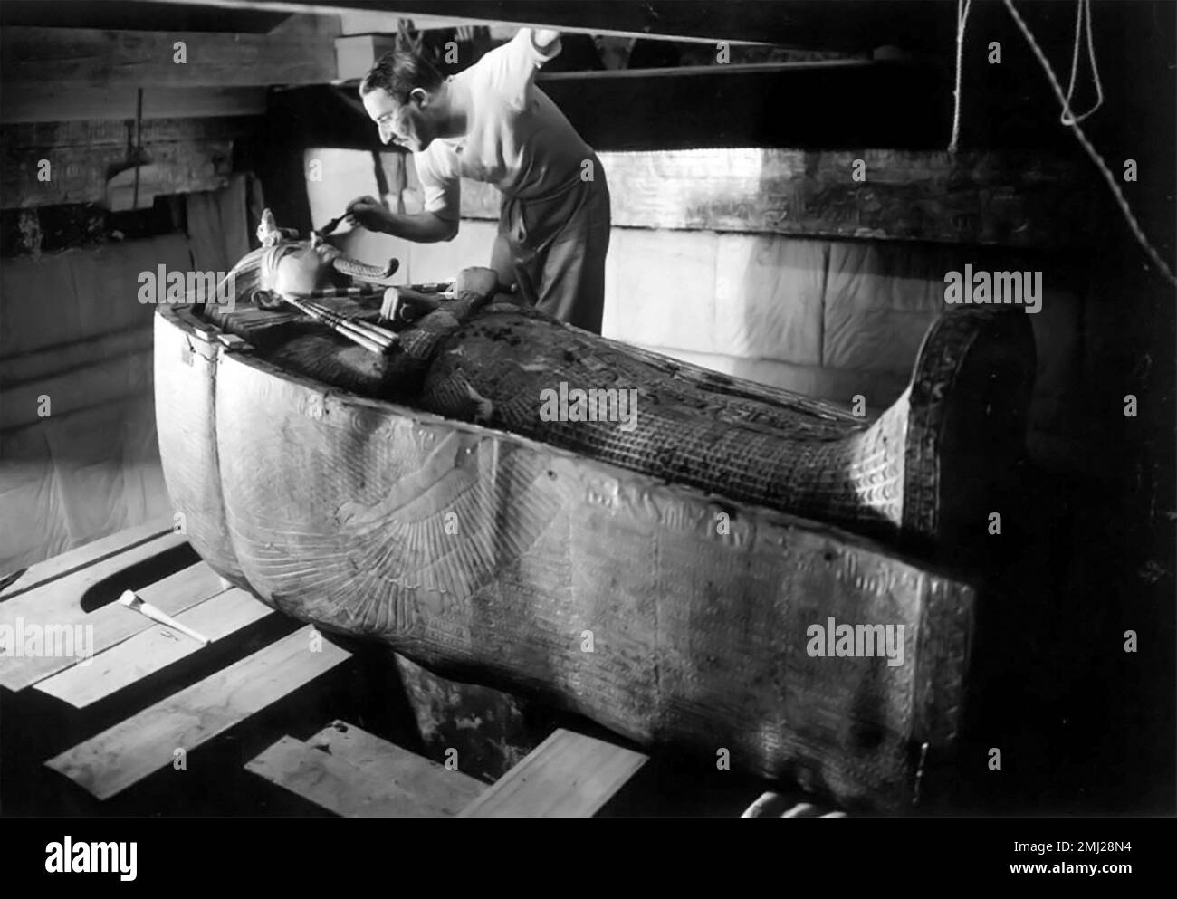 Tombeau de Toutankhamon. Howard carter examinant le sarcophage du tombeau du roi Toutankhamon, Louxor, Égypte. Photographie prise vers 1925 par Harry Burton(1879-1940) Banque D'Images