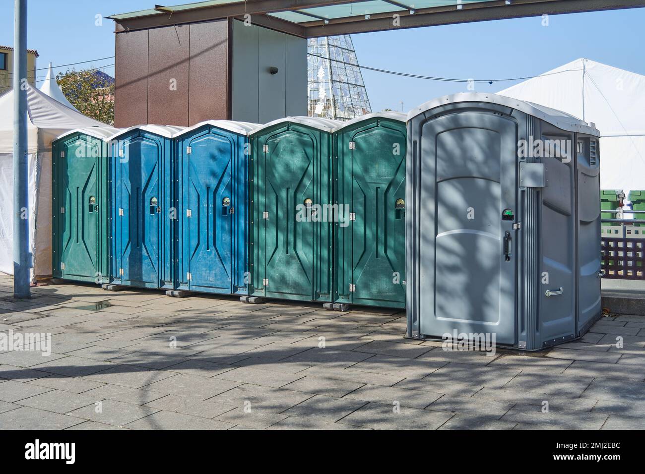 Six cabines de toilette en plastique de couleurs différentes. Toilettes ...