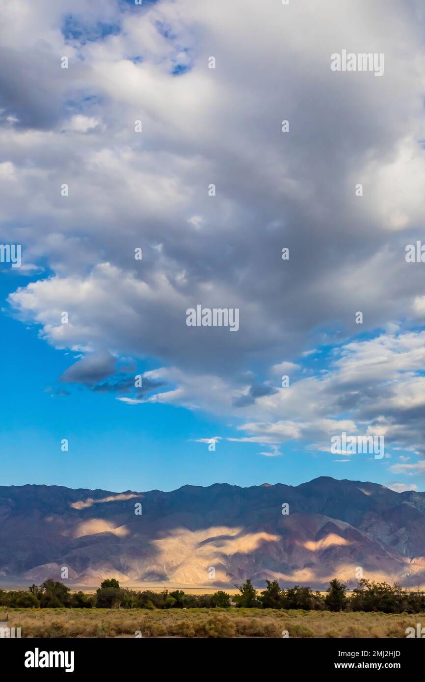 Vue sur les montagnes à l'est depuis le site historique national de Manzanar, Owens Valley, Californie, États-Unis Banque D'Images