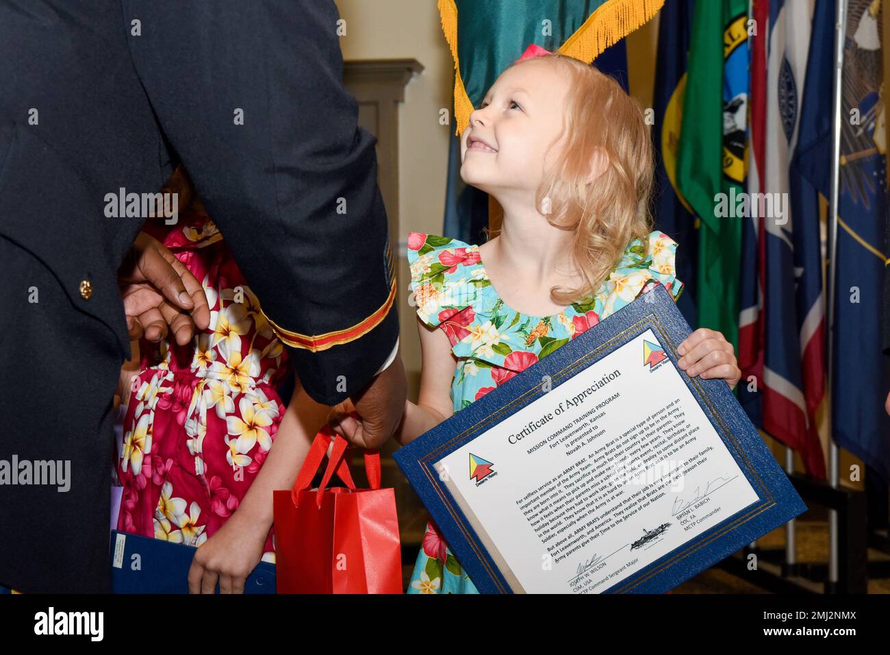 Novah Johnson, cinq ans, est titulaire d'un certificat d'appréciation « Army brat » et secoue la main de son père après sa retraite. Le Maj. Charles Johnson était l'un des 19 soldats honorés lors de la cérémonie post-retraite de fort Leavenworth en août. Banque D'Images