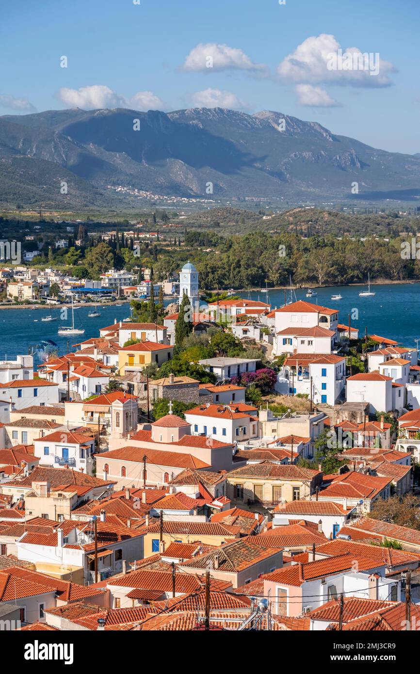 Vue sur la ville, île de Poros avec ville et côte du Péloponnèse avec village Galatas, Golfe Saronique, Grèce Banque D'Images