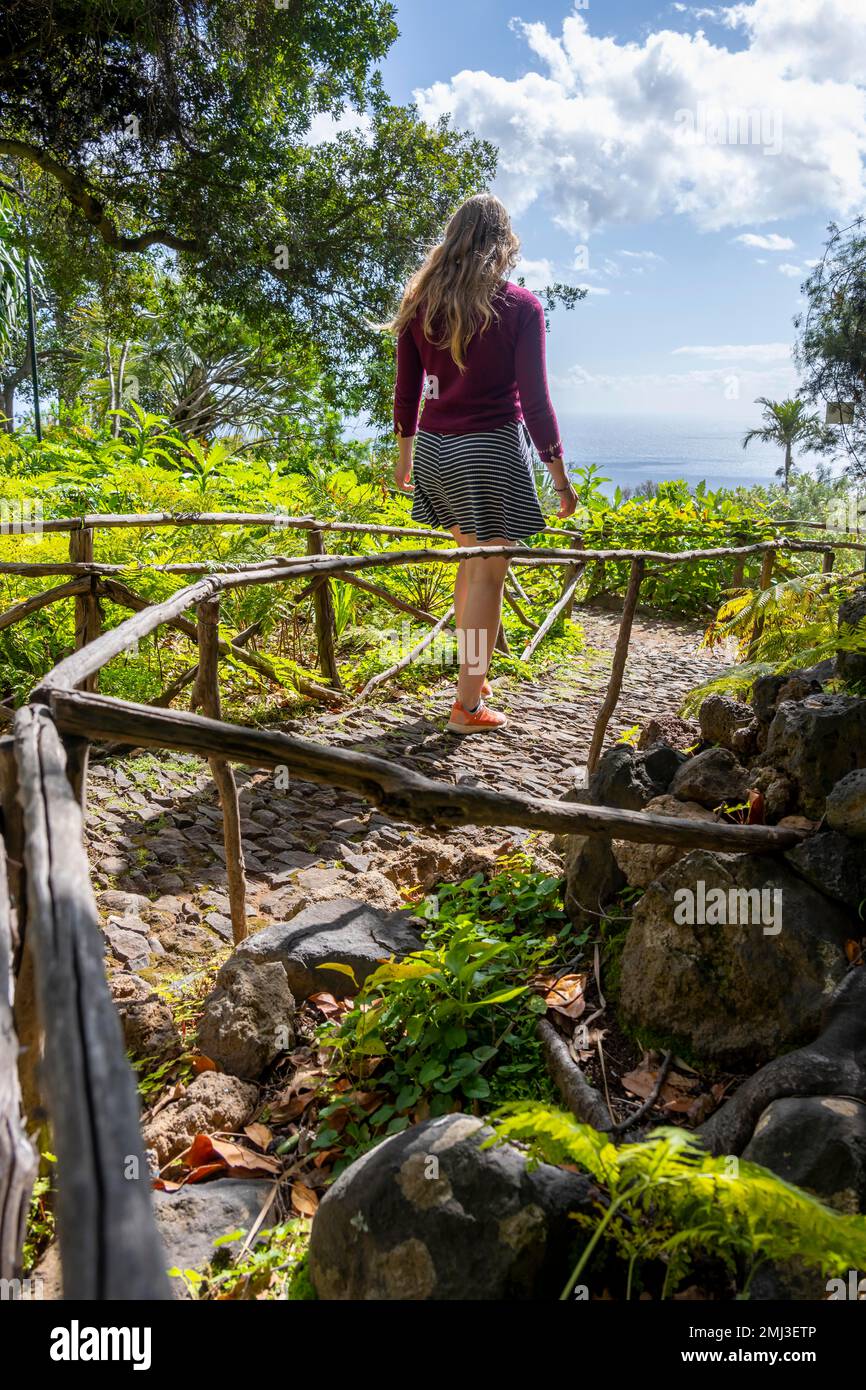 Jeune femme sur un chemin, jardin botanique de Funchal, Jardim Botanico, Madère, Portugal Banque D'Images