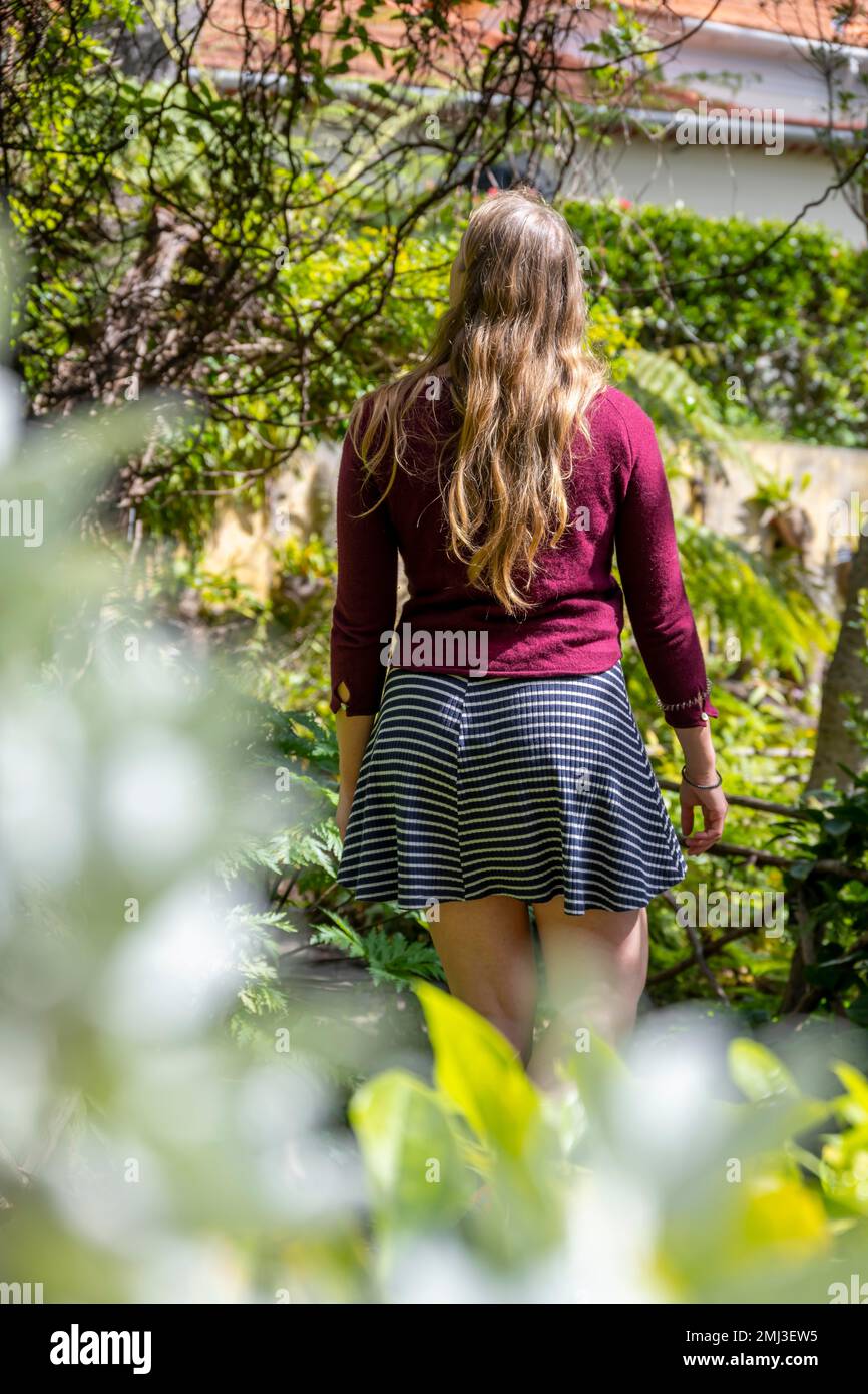 Jeune femme sur un chemin, jardin botanique de Funchal, Jardim Botanico, Madère, Portugal Banque D'Images