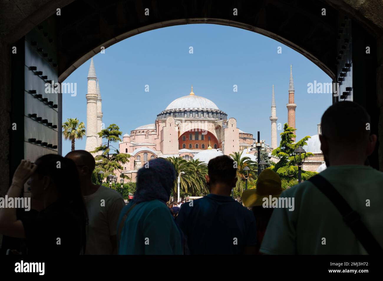 La mosquée Sainte-Sophie Grande est vue comme les gens sortent des portes de la Mosquée bleue - Istanbul, Turquie Banque D'Images