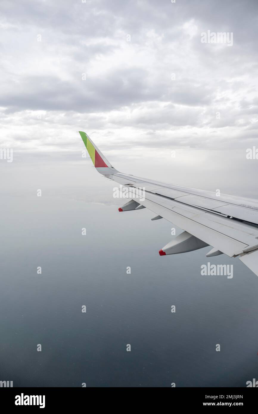 TOUCHEZ Portugal, ailes d'avion et la mer, Portugal Banque D'Images
