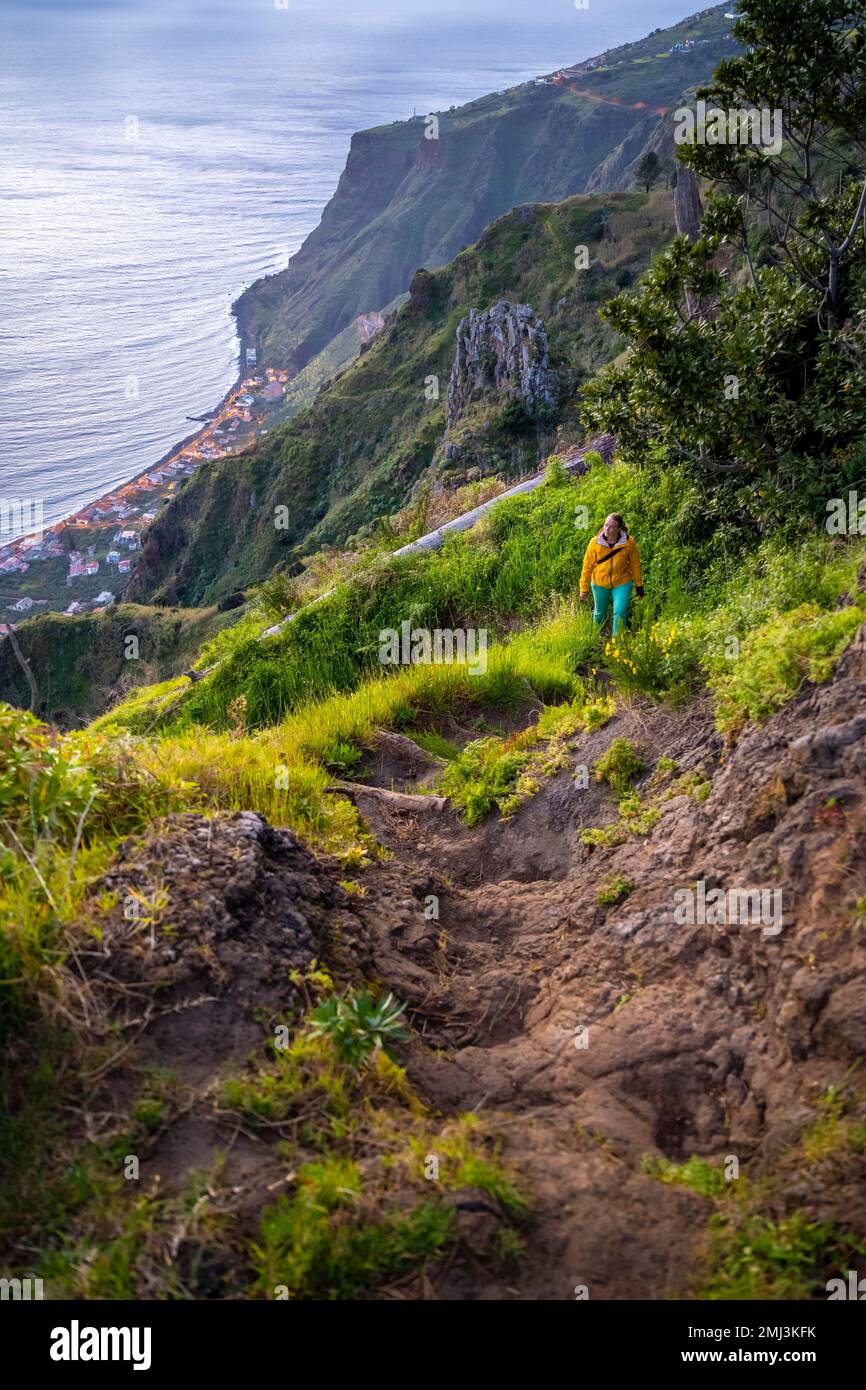 Randonneur à Miradouro da Raposeira, falaises, côte et mer, Paul do Mar, Madère, Portugal Banque D'Images