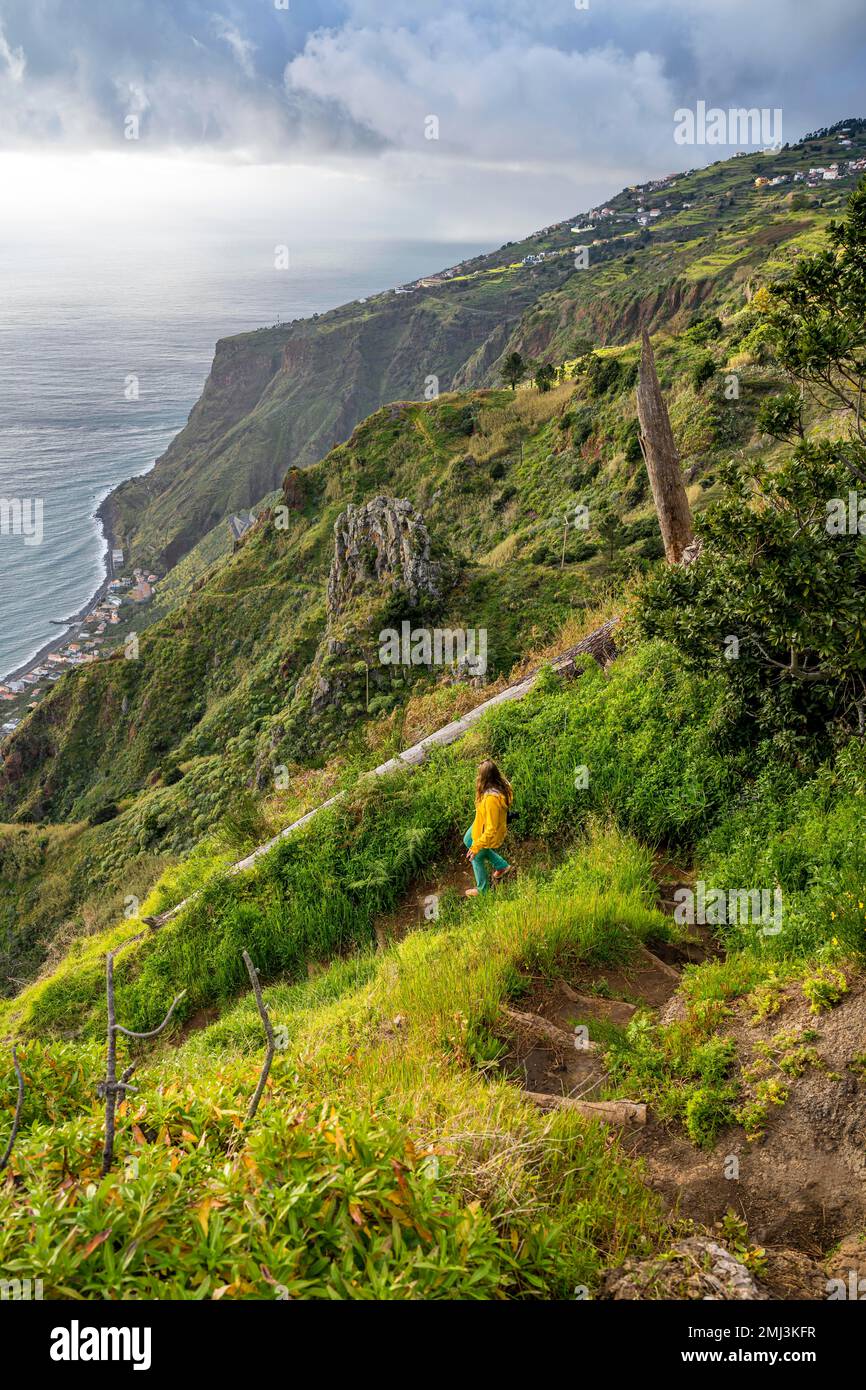 Randonneur sur le sentier, Miradouro da Raposeira, falaises, côte et mer, Paul do Mar, Madère, Portugal Banque D'Images