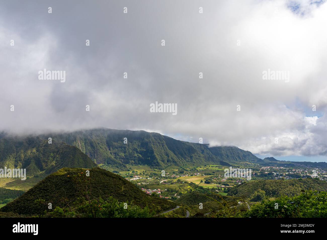 Vue sur la Plaine des Palmismes depuis le passe Bellevue - l'île de la Réunion Banque D'Images