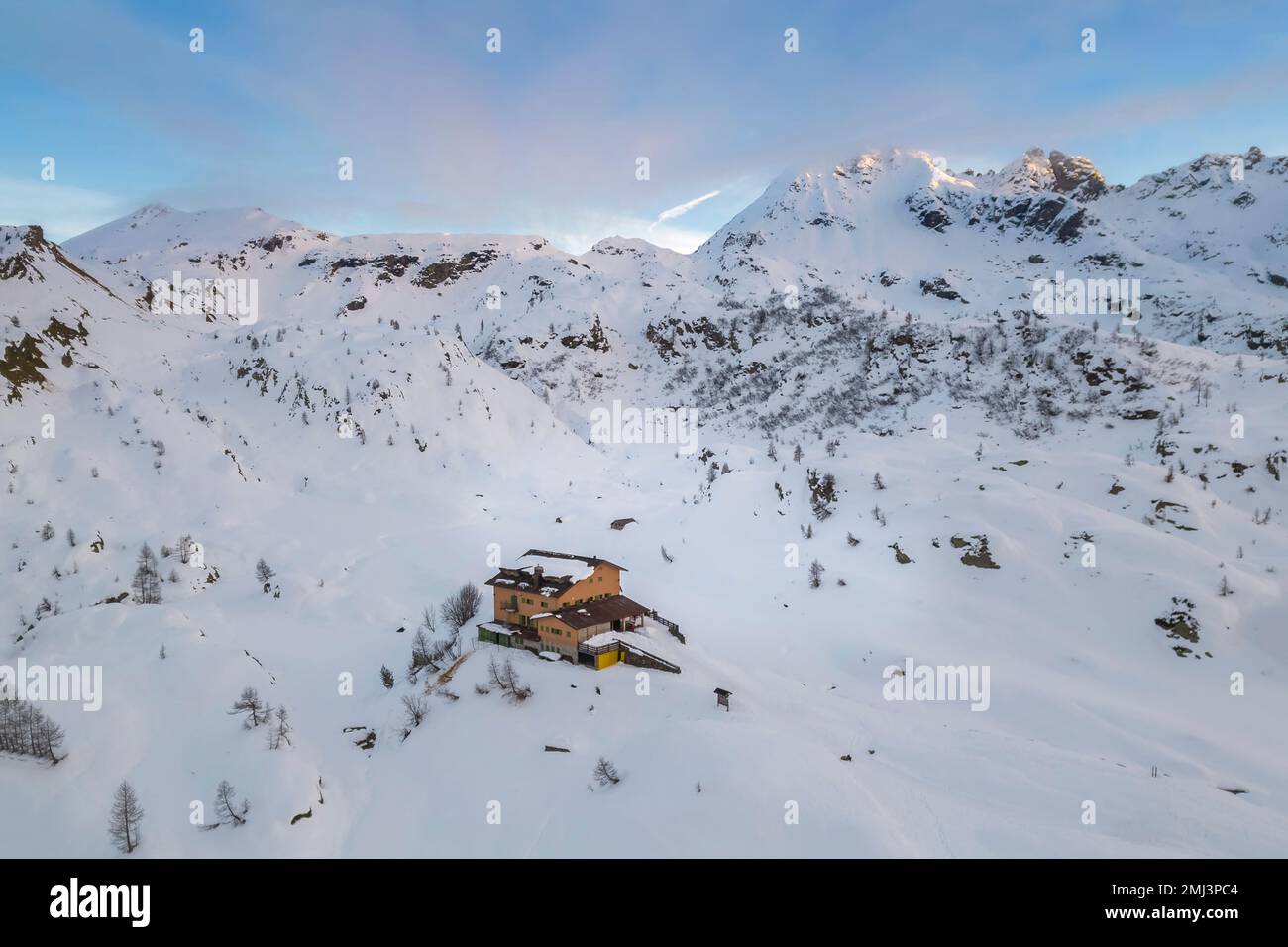 Vue sur le Rifugio Calvi en hiver. Carona, Val Brembana, Alpi Orobie, Bergame, province de Bergame, Lombardie, Italie, Europe. Banque D'Images