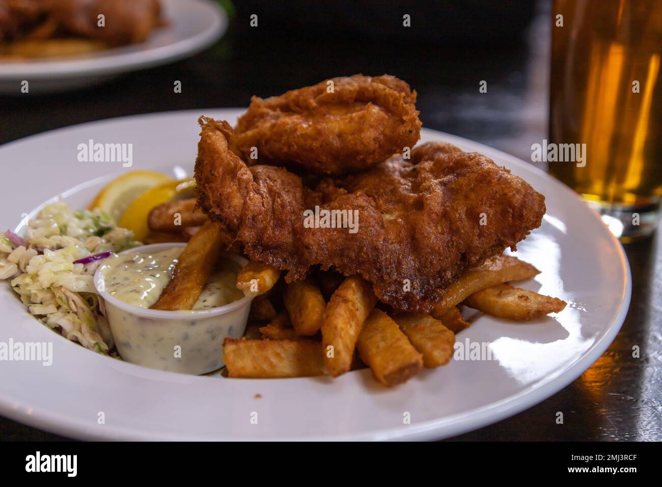 Une assiette de Fish and chips traditionnelle est servie dans le pub de style britannique. Fish and chips est un plat chaud composé de poisson frit, servi avec des frites (vendredi français Banque D'Images