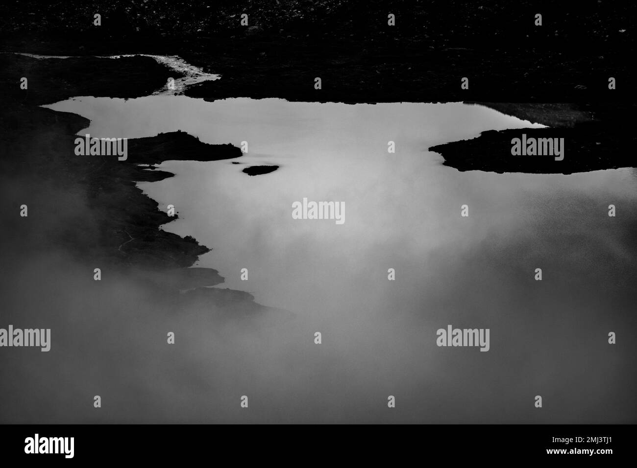 Lac de montagne Lej da Vadrett avec brouillard, St Moritz, Engadin, Grisons, Suisse Banque D'Images