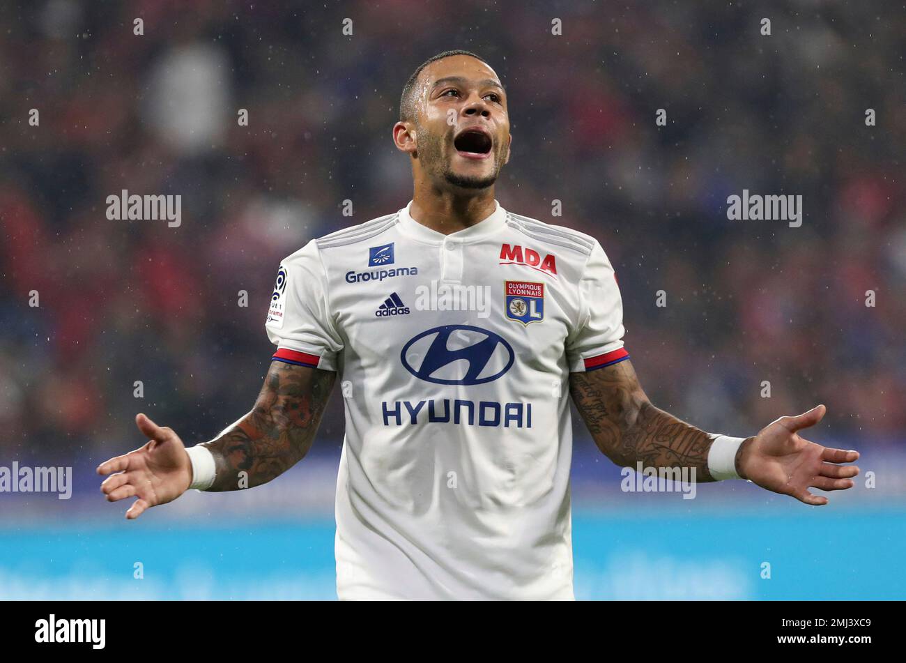 Lyon's Memphis Depay reacts after missing a chance to score during the French League 1 soccer match between Lyon and Paris SG, at the Stade de Lyon in Decines, outside Lyon, France, Sunday, Sept. 22, 2019. (AP Photo/Laurent Cipriani) Banque D'Images