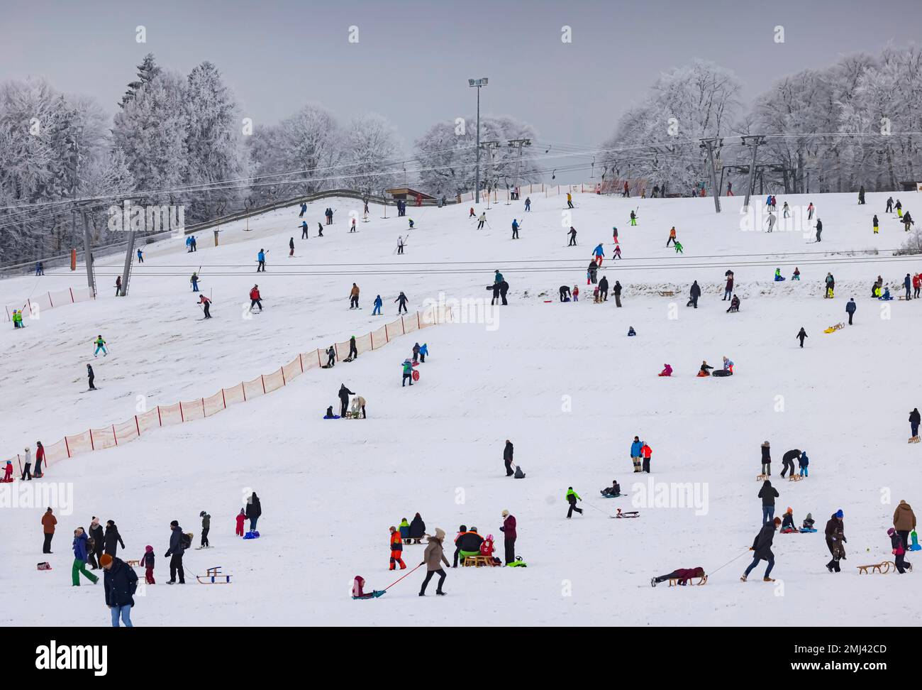 Hiver avec du givre sur l'Alb souabe, sports d'hiver avec ski et luge aux remontées mécaniques de Donnstetten, Roemerstein-Donnstetten, Bade-Wurtemberg Banque D'Images