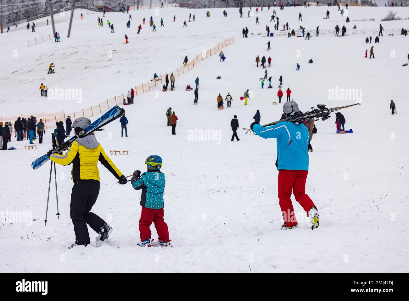Hiver avec du givre sur l'Alb souabe, sports d'hiver avec ski et luge aux remontées mécaniques de Donnstetten, Roemerstein-Donnstetten, Bade-Wurtemberg Banque D'Images