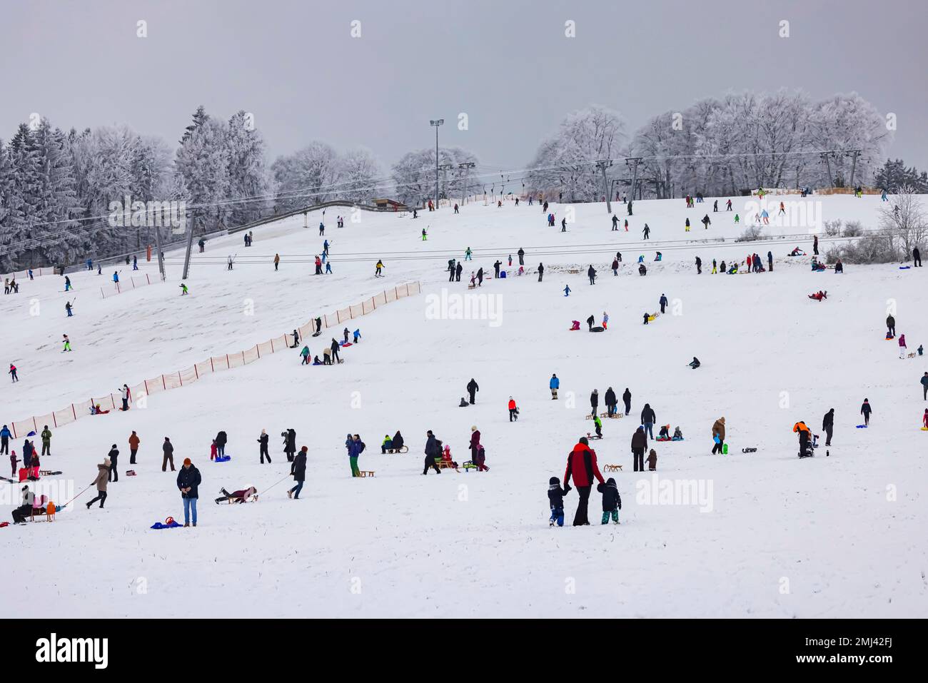 Hiver avec du givre sur l'Alb souabe, sports d'hiver avec ski et luge aux remontées mécaniques de Donnstetten, Roemerstein-Donnstetten, Bade-Wurtemberg Banque D'Images