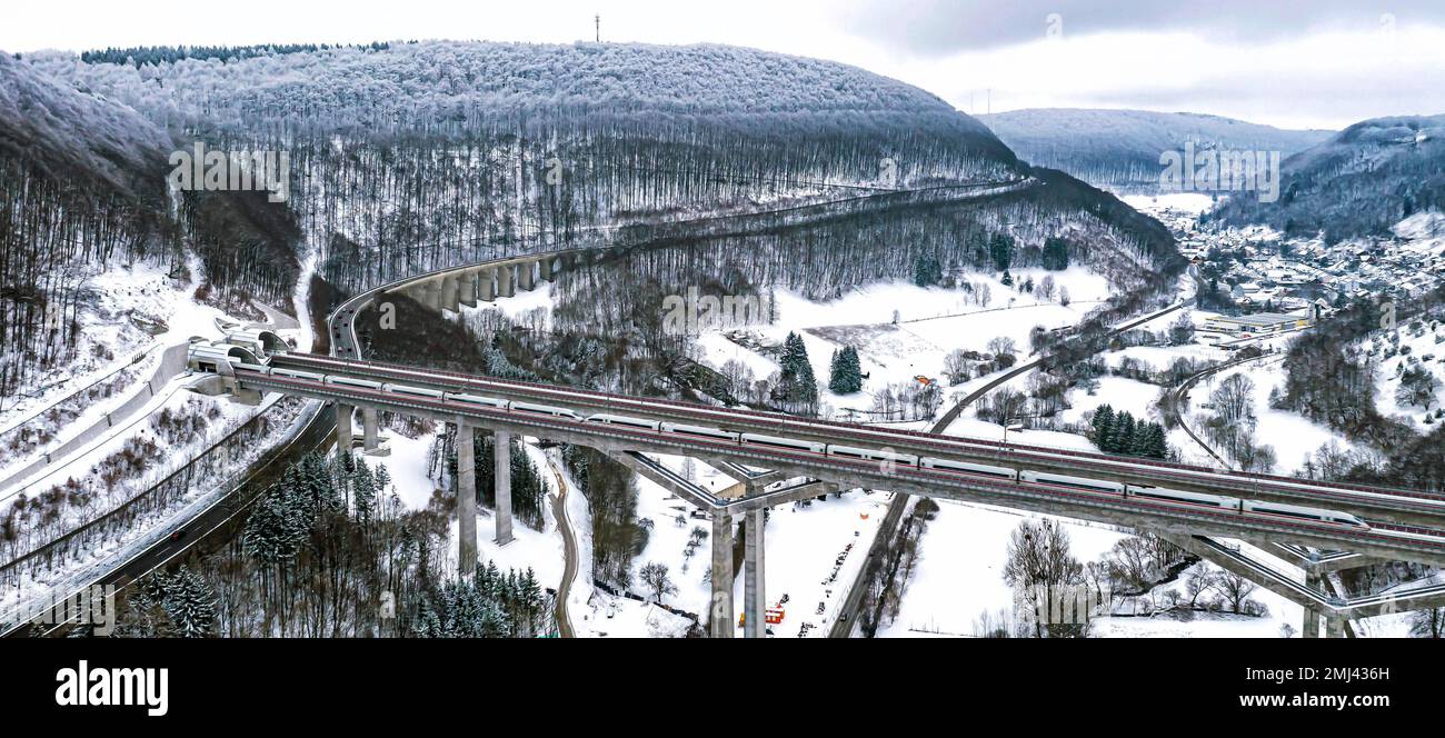 Trains ICE traversant le pont Filstal, partie de la nouvelle ligne reliant Wendlingen à Ulm, réseau à grande vitesse de Deutsche Bahn et partie de Stuttgart à Banque D'Images