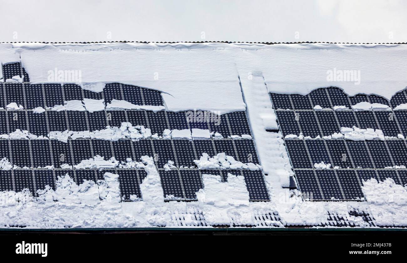 Capteurs solaires sur un toit recouvert de neige, Merklingen, Bade-Wurtemberg, Allemagne Banque D'Images