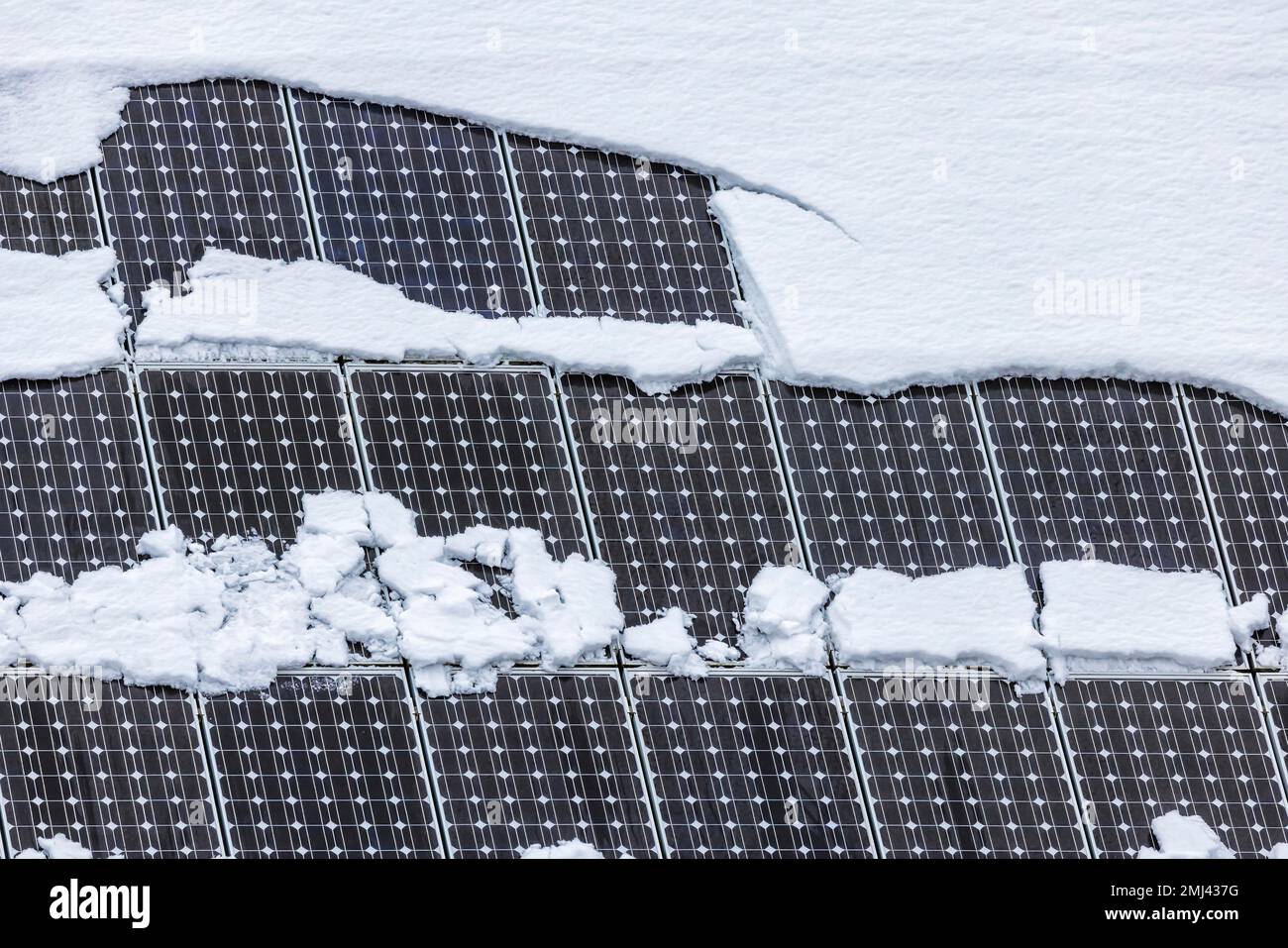 La route sinueuse mène à travers une forêt dans l'Alb souabe, il y a de la neige, photo de drone, Gutenberger Steige, Lenningen-Gutenberg Banque D'Images