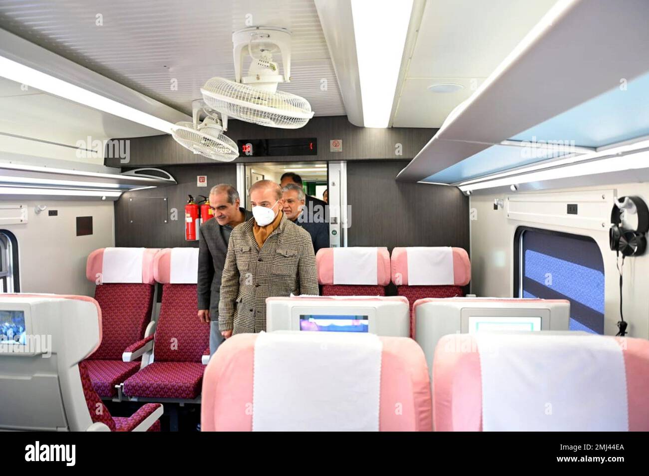 (230127) -- ISLAMABAD, le 27 janvier 2023 (Xinhua) -- le Premier ministre pakistanais Shahbaz Sharif (Front) visite un autocar importé de Chine à une gare ferroviaire d'Islamabad, au Pakistan, le 27 janvier 2023. Sharif a déclaré vendredi que les nouveaux entraîneurs de train importés de Chine aideront les chemins de fer pakistanais à attirer des passagers et à augmenter les revenus. (PID/distribution via Xinhua) Banque D'Images