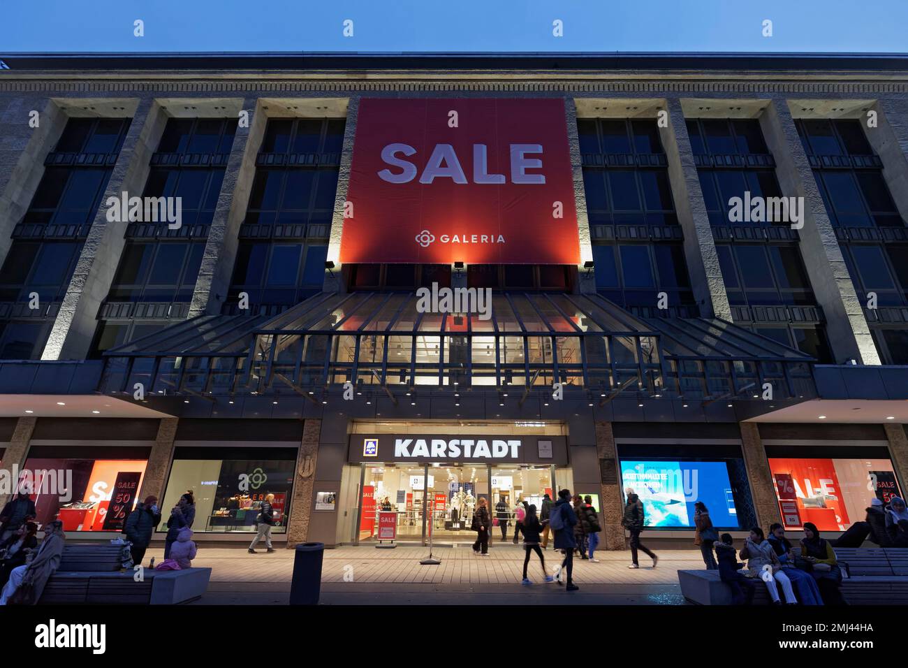 Karstadt Düsseldorf la nuit, entrée, vente d'affiches, grands magasins Galeria Kaufhof Karstadt, Rhénanie-du-Nord-Westphalie, Allemagne Banque D'Images