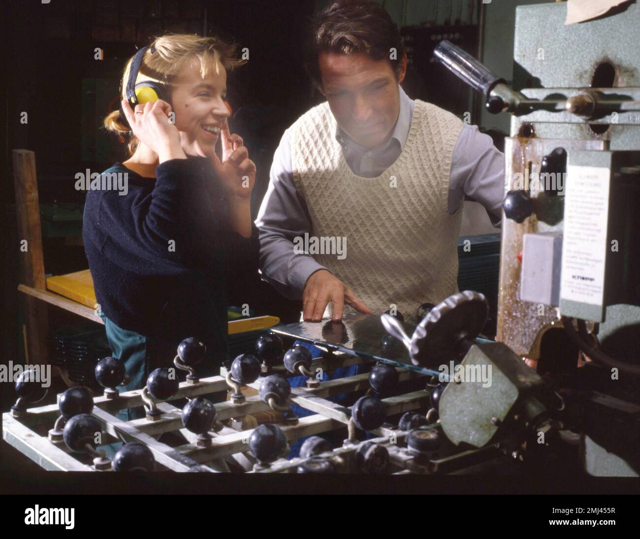 Les travailleuses dans les métiers spécialisés, comme ici dans un atelier de vitriers sur 15.4.1987 à Iserlohn, sont encore assez rares, DEU, Allemagne Banque D'Images