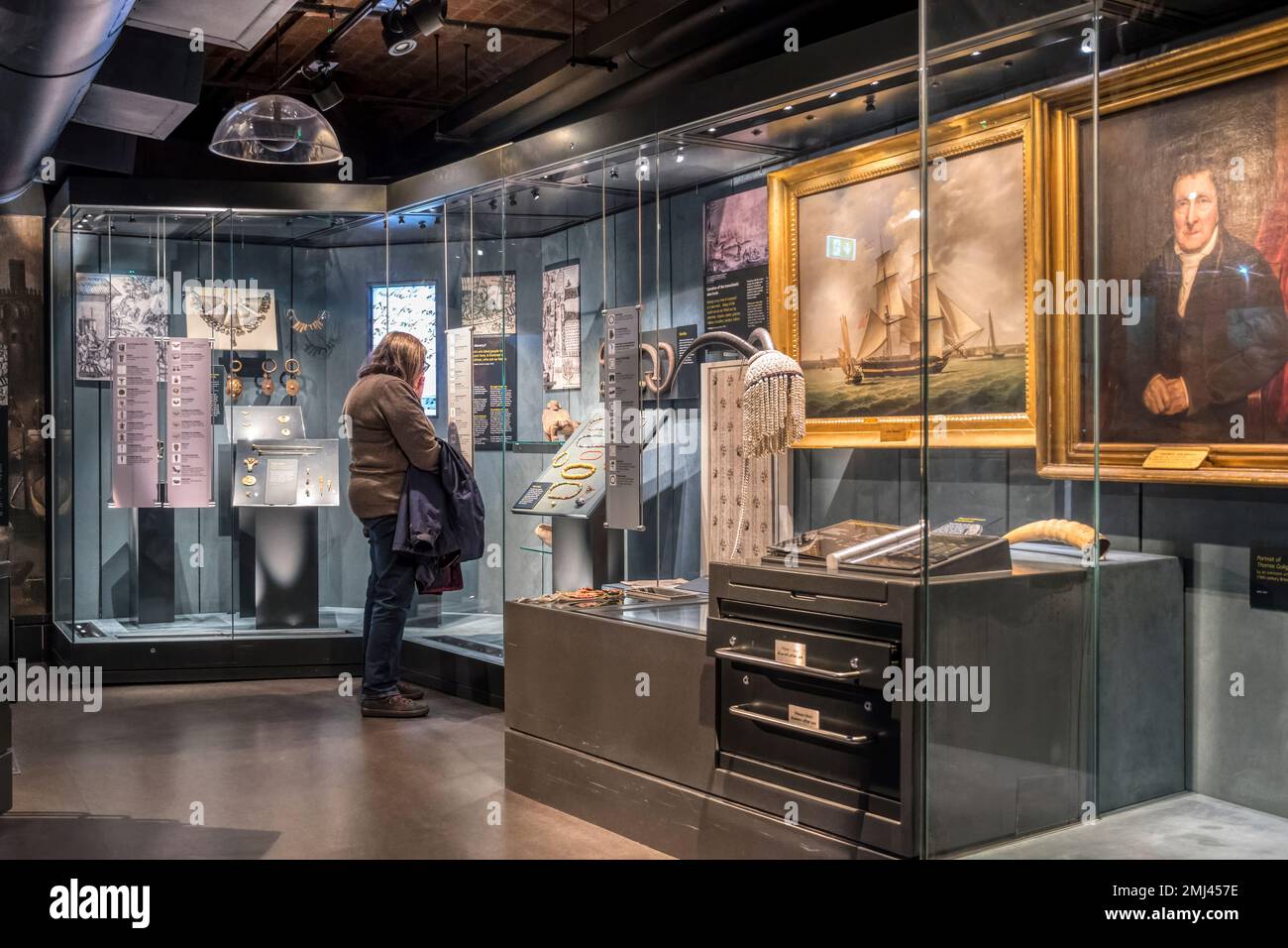 Un visiteur qui regarde des expositions au Musée international de l'esclavage, Liverpool. Banque D'Images
