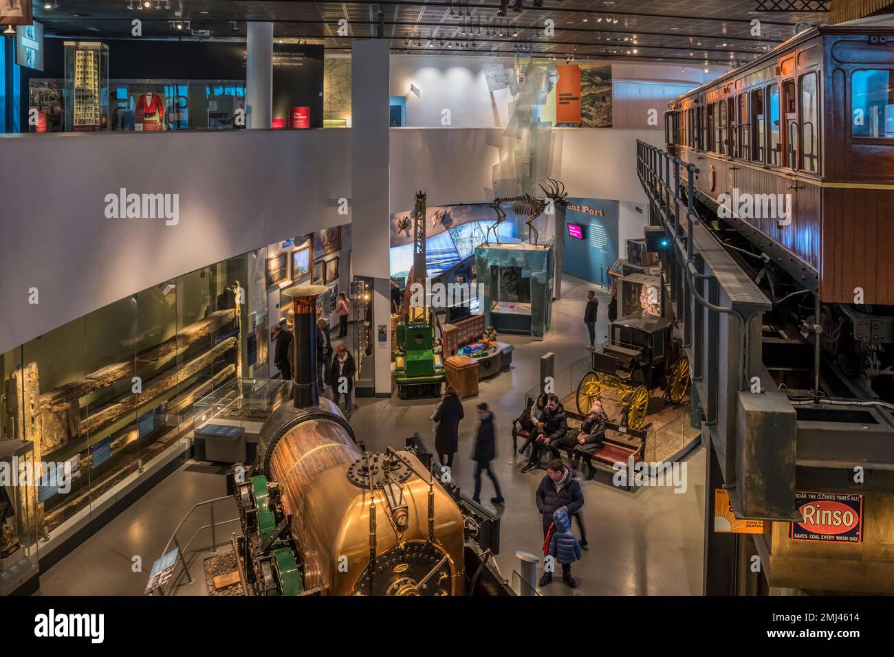 Visiteurs regardant des expositions au Musée de Liverpool. Banque D'Images