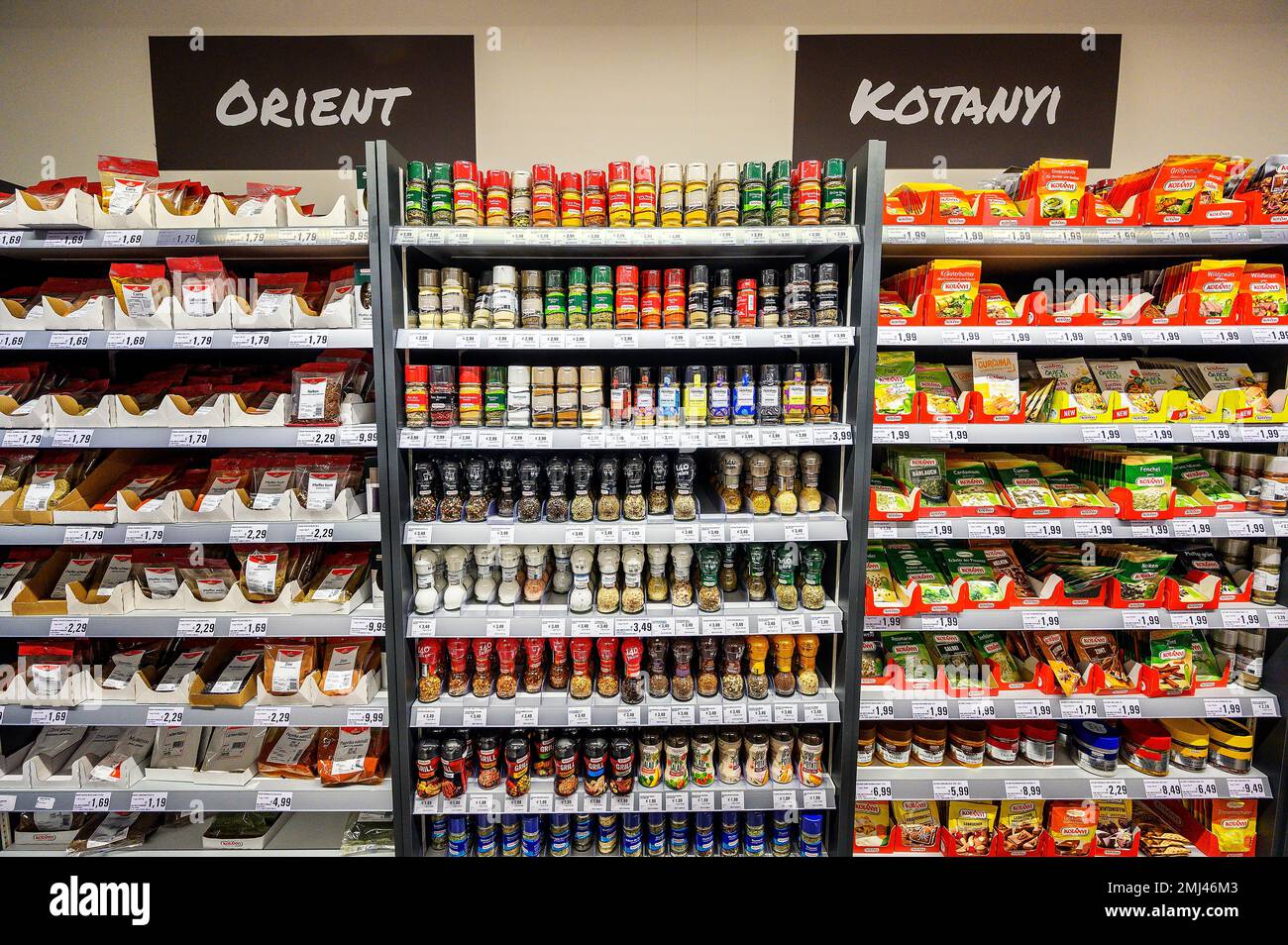 Étagère avec épices sur le marché de gros, Bavière, Allemagne Banque D'Images