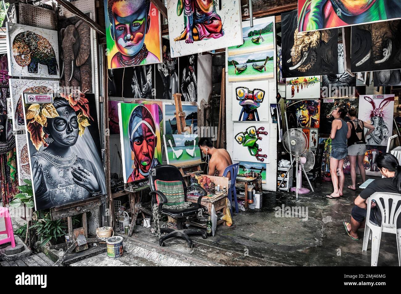 L'artiste travaille dans une galerie sur l'île de Ko Phi Phi, Phuket, Thaïlande Banque D'Images