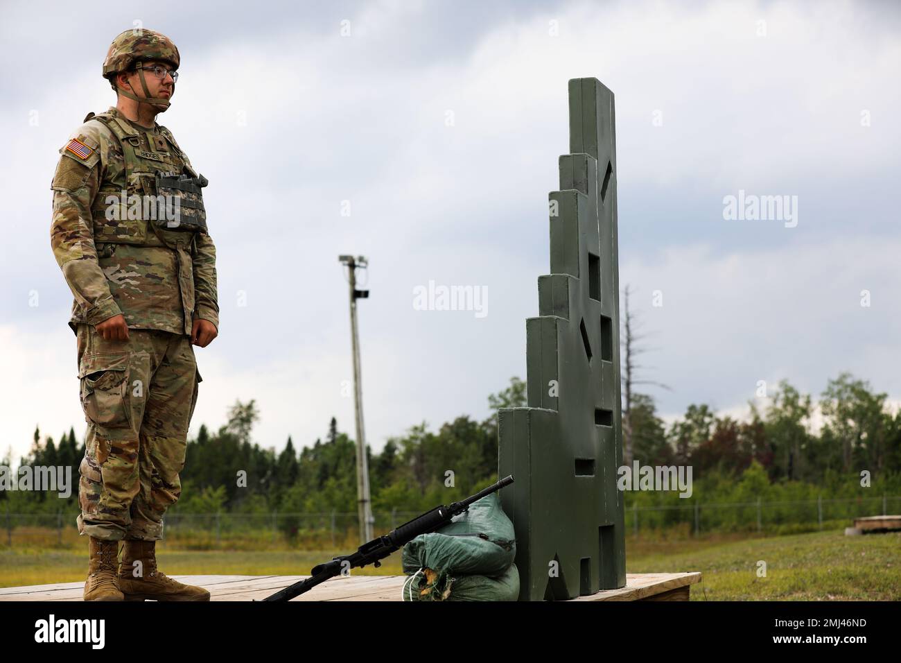 ÉTATS-UNIS Tyler Bridges, un spécialiste des ressources humaines affecté à l'équipe de combat de la brigade d'infanterie 37th, attend que le cours de qualification de carbine M4A1 commence au Camp Grayling, Michigan, le 25 août 2022. Les soldats de l'IBCT de 37th ont mené le nouveau cours de qualification M4A1, qui voit les soldats défiés par l'intégration des barrières de soutien, le rechargement sans invite de magazine, et une variété de changements de position pour mieux s'assurer qu'ils sont préparés et prêts à affronter le combat. Banque D'Images